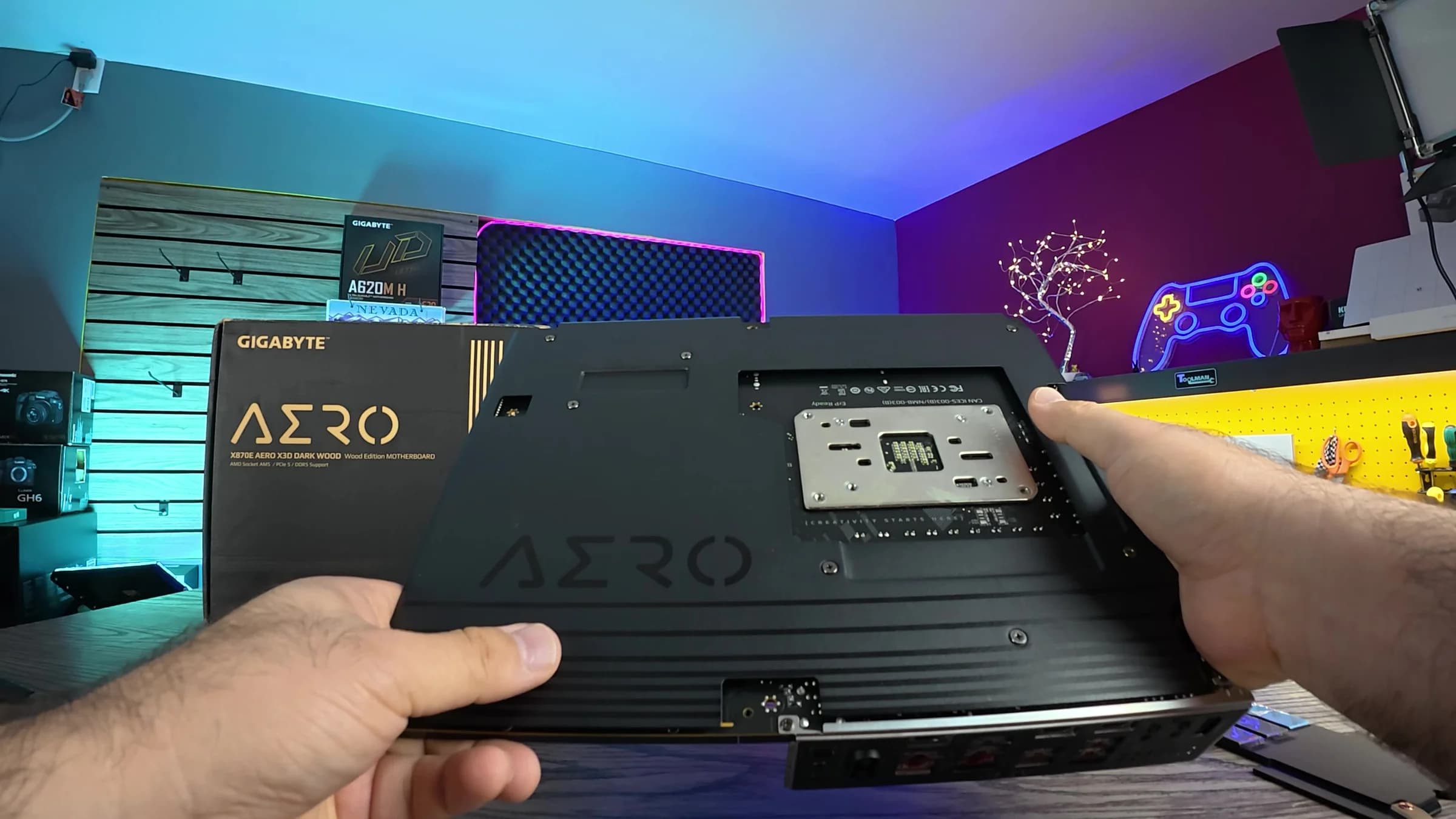 X870E AERO X3D DARK WOOD 04