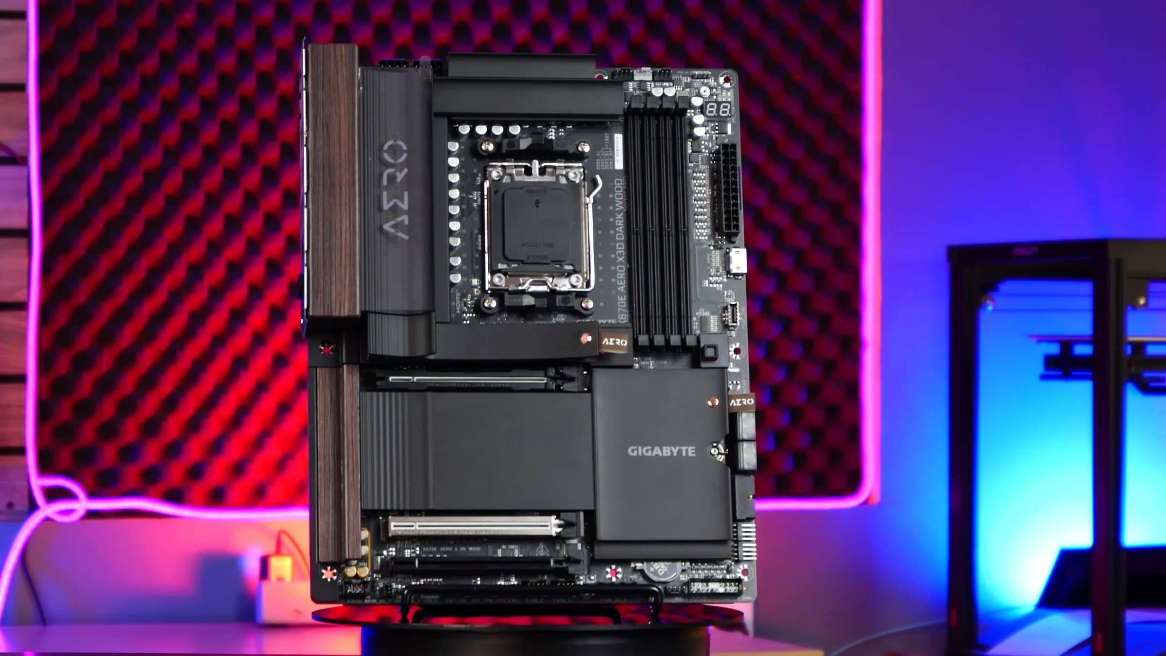 X870E AERO X3D DARK WOOD 01