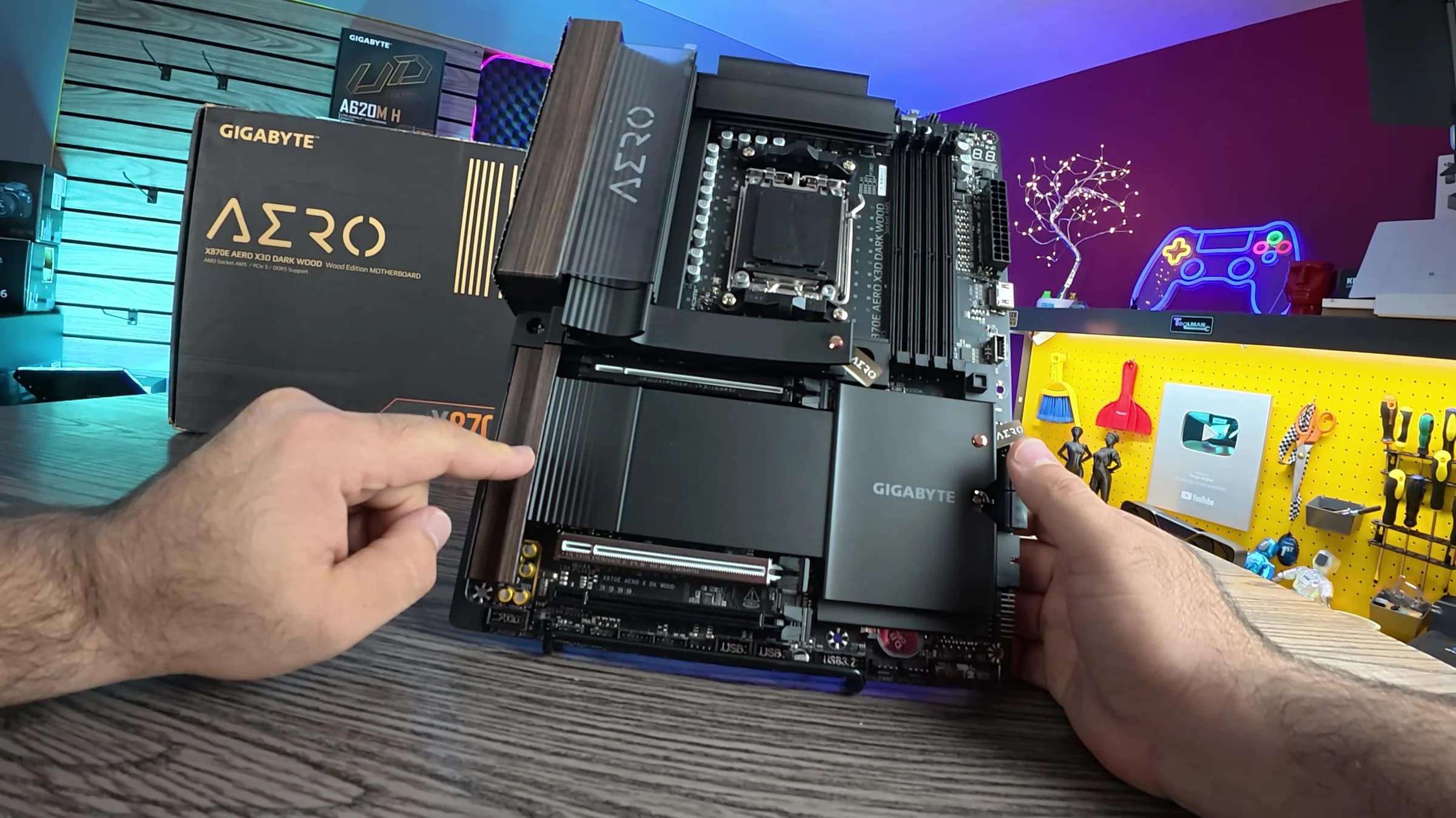 X870E AERO X3D DARK WOOD 02