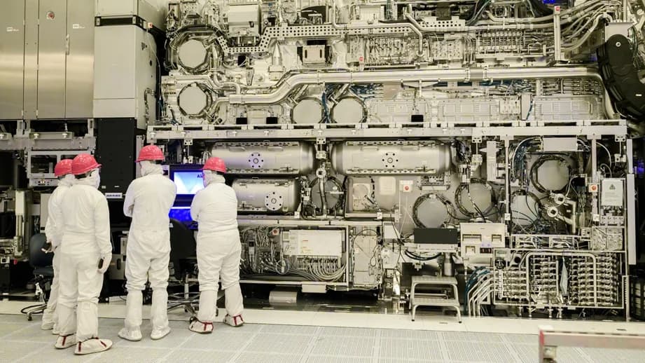 Intel y ASML ya superaron un millón de obleas con High-NA EUV: así preparan la fabricación de los chips del futuro