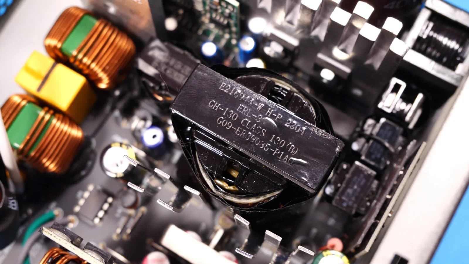 transformador fuente deepcool analisis