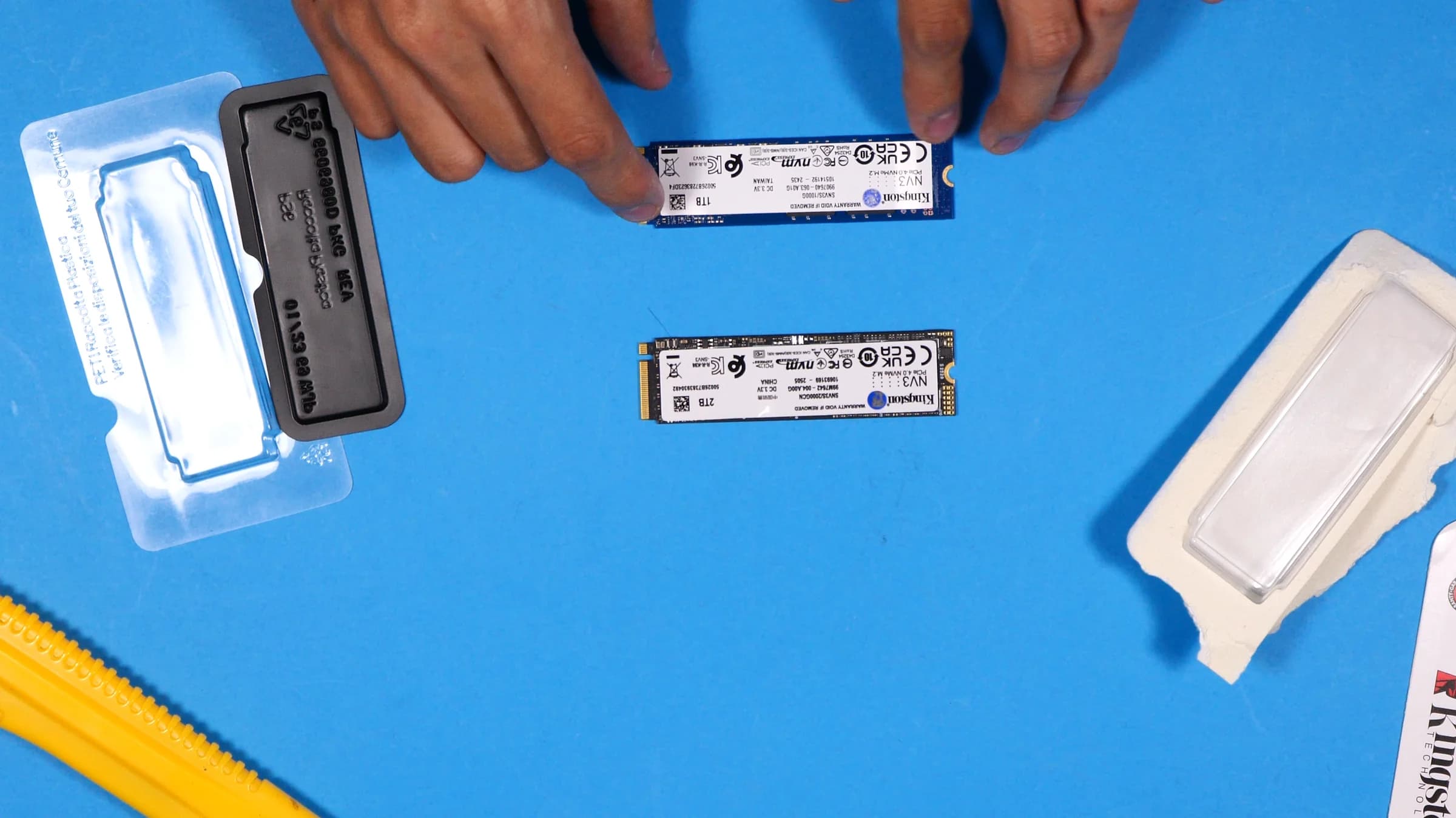 unboxing-ssd-kingston-nv3-original-falso-comparacion-plastico-protector